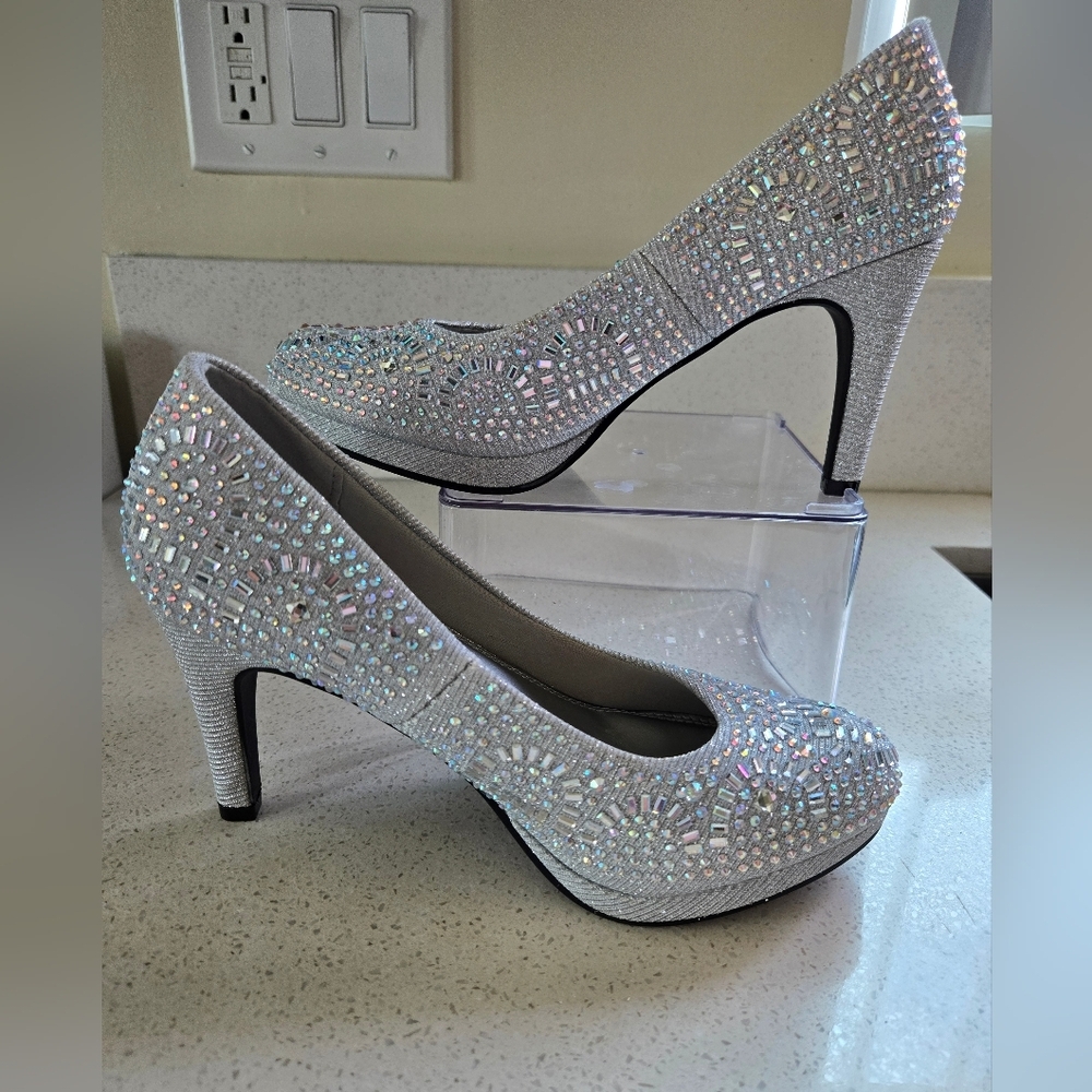 NWT Silver Slipper Rhinestone Stiletto Heels Size 7